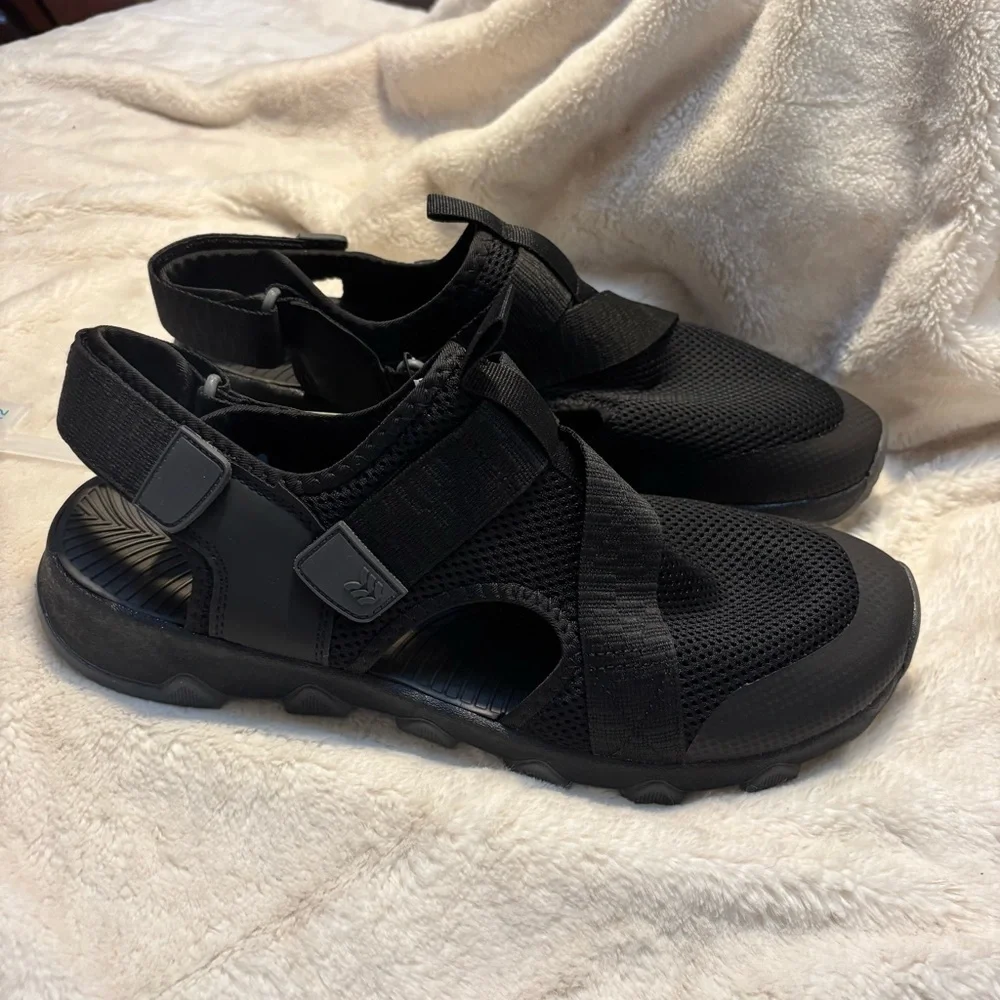 NWT Men’s Water Shoes Size 12 Black Adventure Sandals All in Motion BlackJay